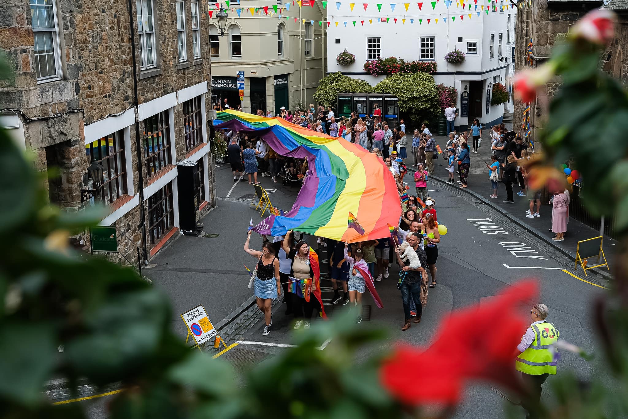 Islanders hold 50m pride flag through St Peter Port to celebrate CI Pride 2022